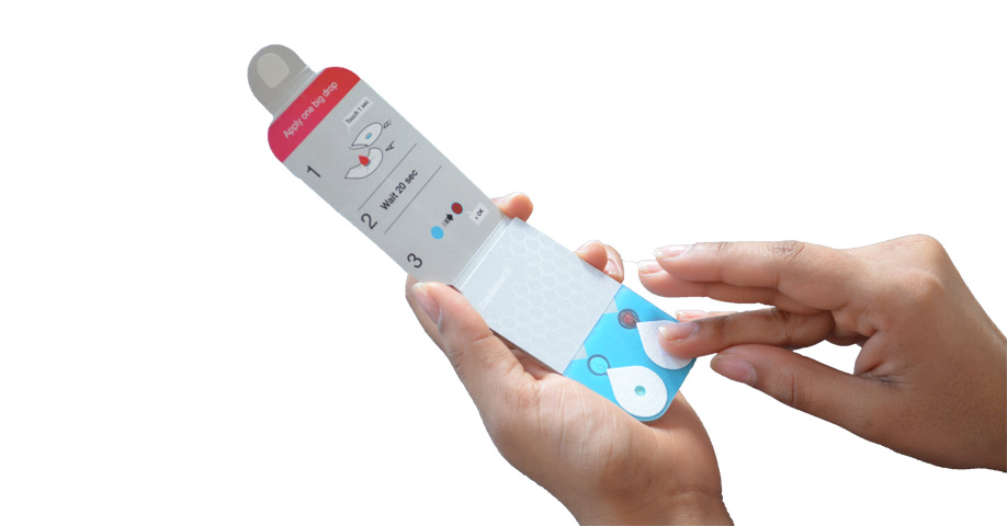 Med ett enkelt stick i fingret applicerar patienten kapillärblodet på ett provtagningskort med tekniken kallad DBS, Dry Blood Spot. 