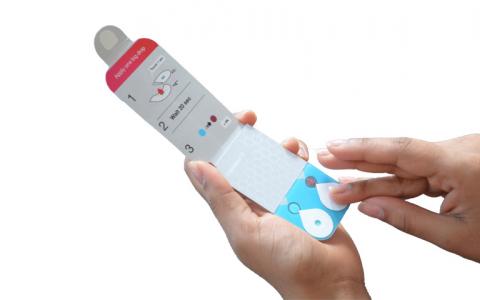 Med ett enkelt stick i fingret appliceras kapillärblodet på ett provtagningskort med tekniken kallad DBS, Dry Blood Spot. 